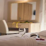 Ξενοδοχείο με διαμερίσματα Theodora 3*