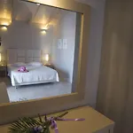Ξενοδοχείο με διαμερίσματα Theodora 3*