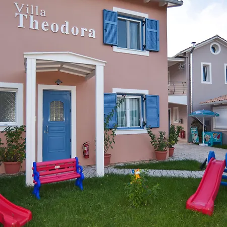 Ξενοδοχείο με διαμερίσματα Theodora 3*